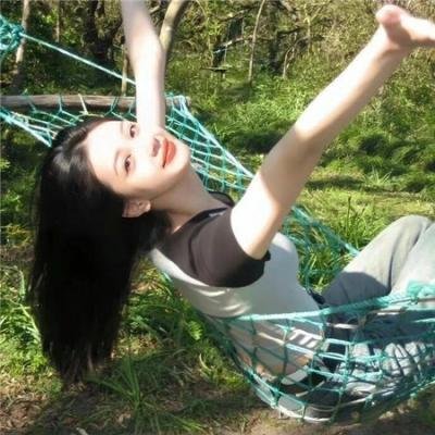 隔楼女孩:我们之间的层距 海报